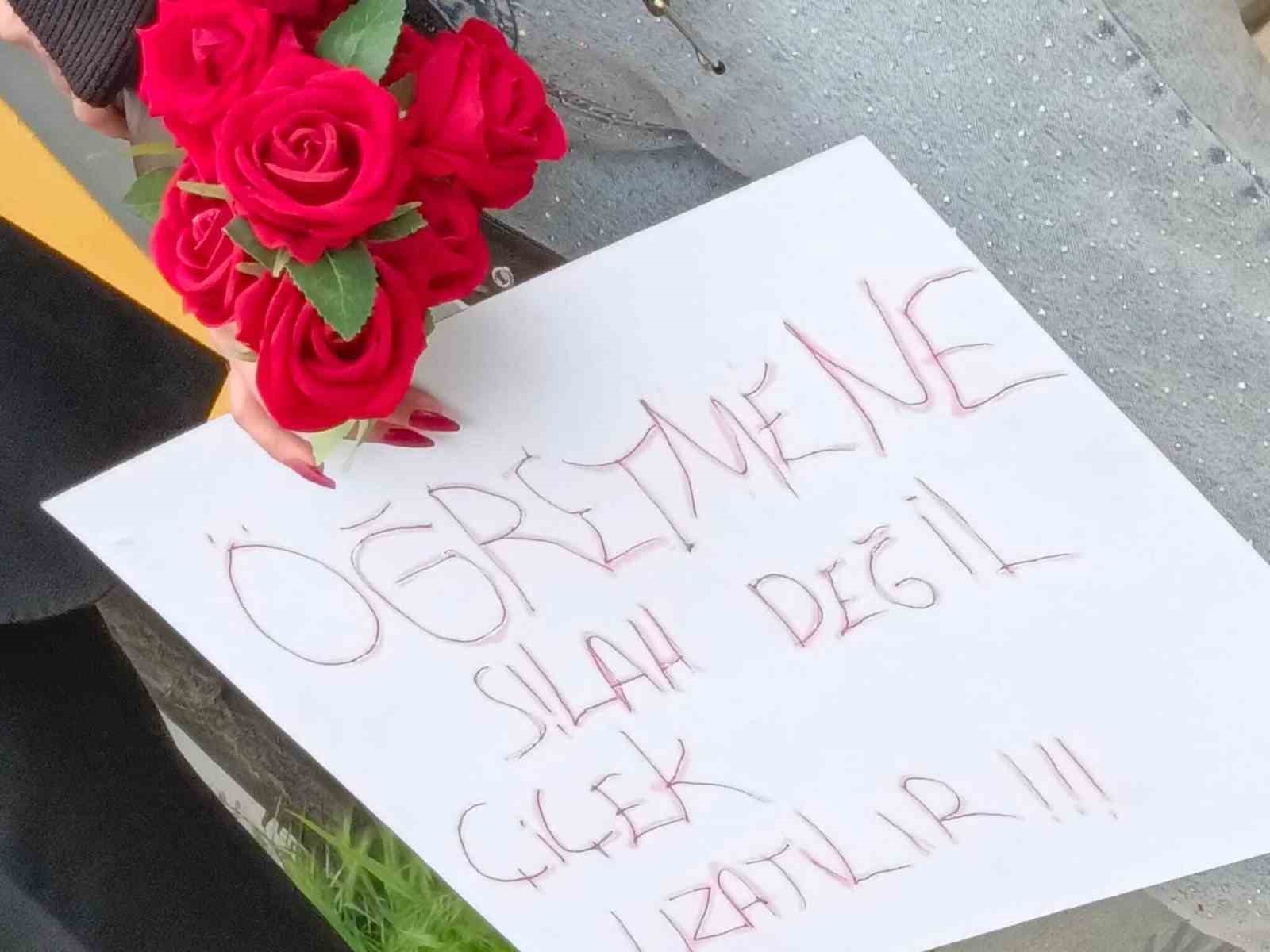 Öğretmen ve öğrenciler çiçeklerle karşılandı
