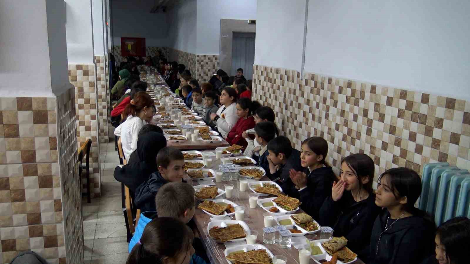 Öğretmen-veli dayanışmasıyla köy okulunda öğrencilere restoran tadında iftar yemeği
