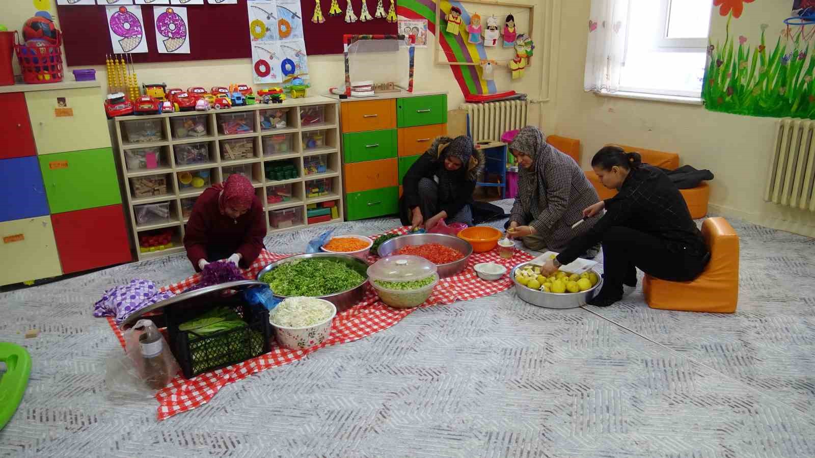 Öğretmen-veli dayanışmasıyla köy okulunda öğrencilere restoran tadında iftar yemeği
