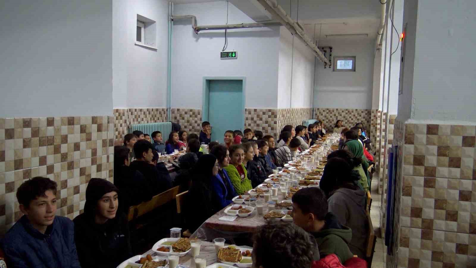 Öğretmen-veli dayanışmasıyla köy okulunda öğrencilere restoran tadında iftar yemeği
