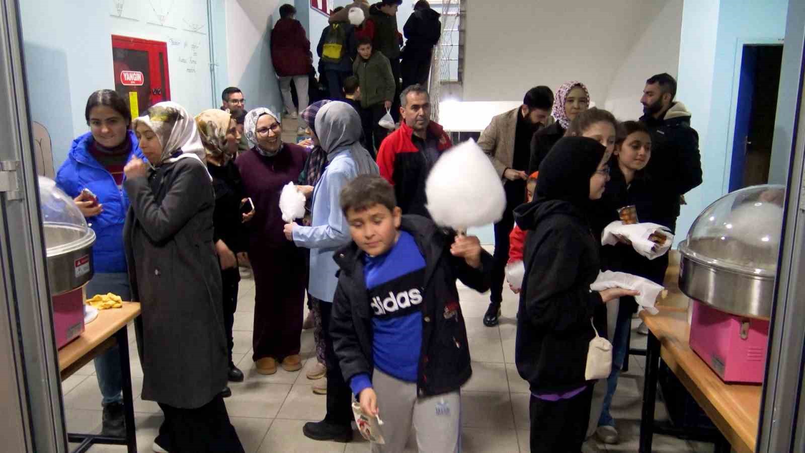 Öğretmen-veli dayanışmasıyla köy okulunda öğrencilere restoran tadında iftar yemeği
