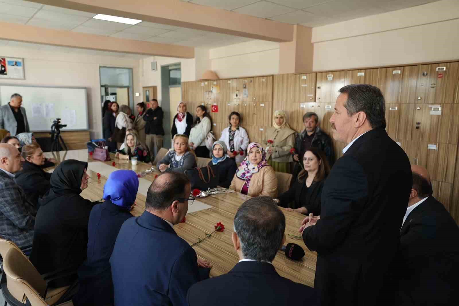 Öğretmenler 81 ilde bayraklarla ders başı yaptı
