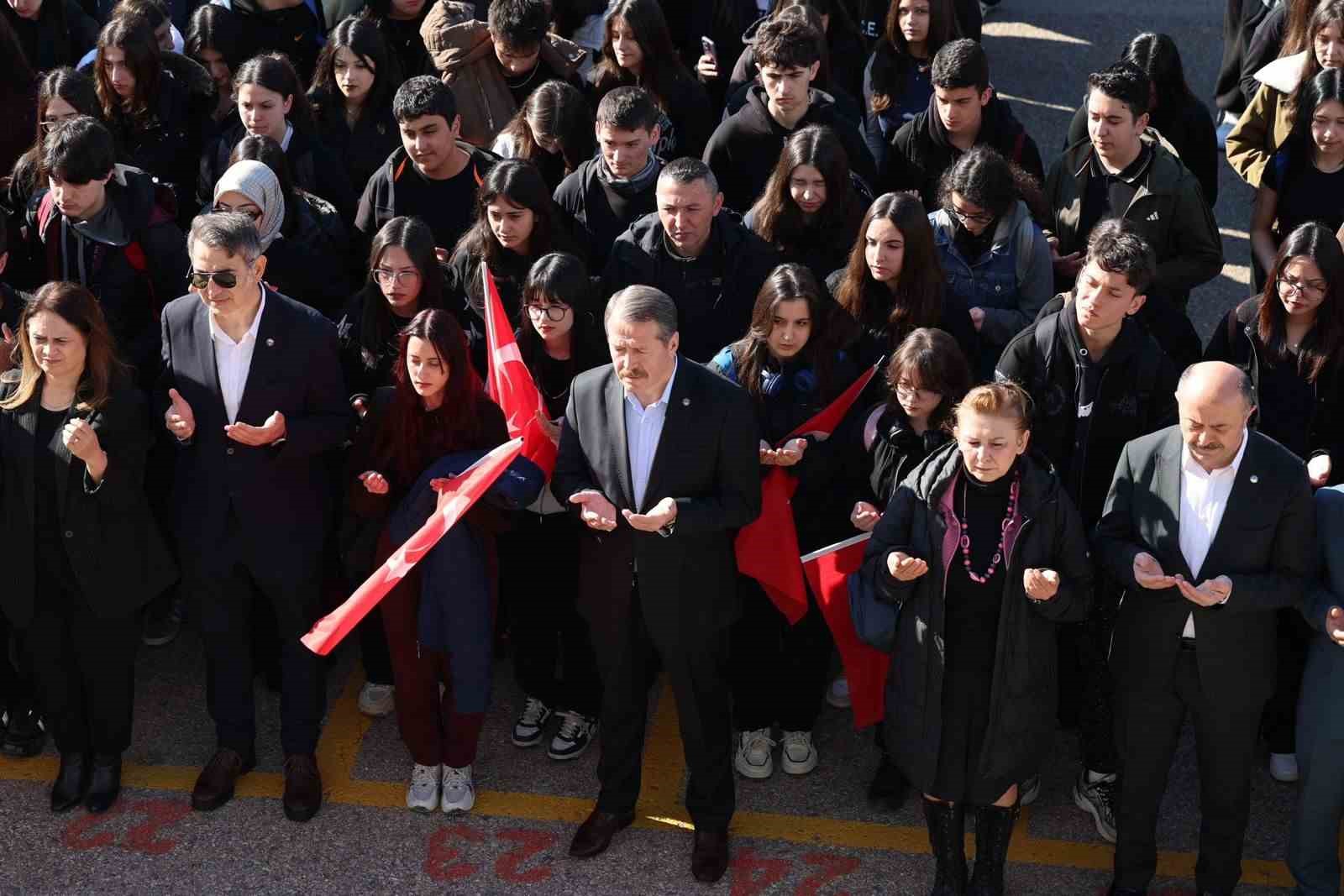 Öğretmenler 81 ilde bayraklarla ders başı yaptı
