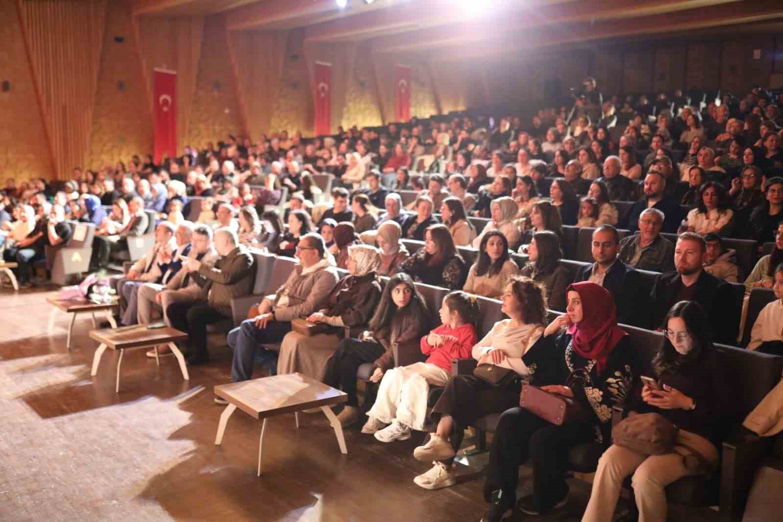 Öğretmenlerin sahnelediği "İdeal Aile Reçetesi-2" oyunu ilgi gördü
