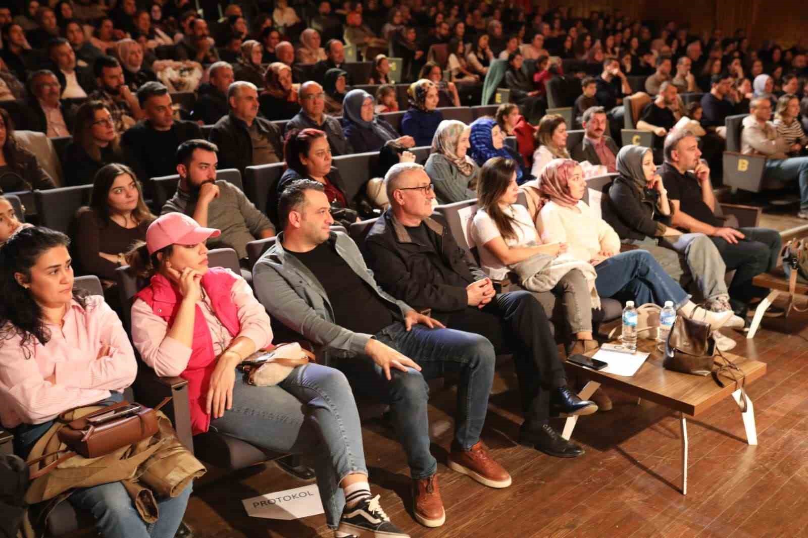 Öğretmenlerin sahnelediği "İdeal Aile Reçetesi-2" oyunu ilgi gördü
