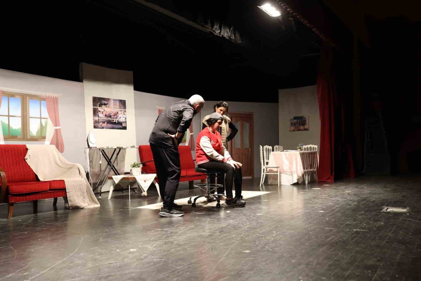 Öğretmenlerin sahnelediği "İdeal Aile Reçetesi-2" oyunu ilgi gördü
