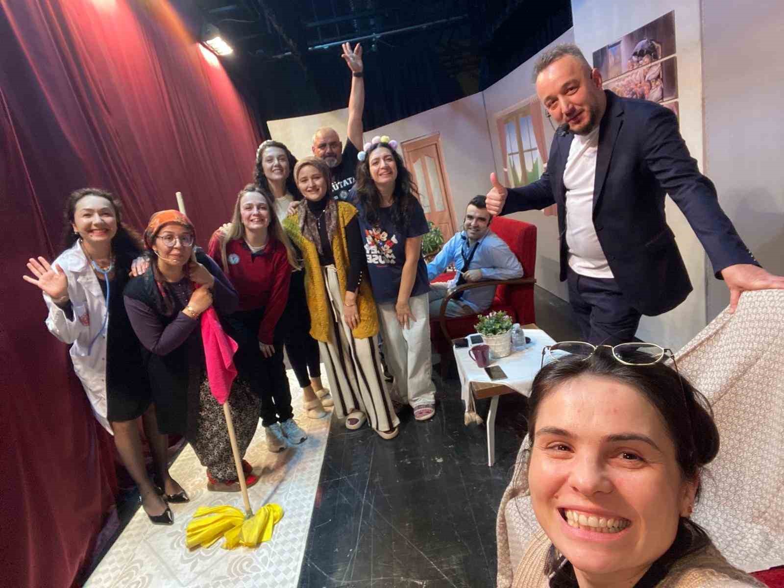 Öğretmenlerin sahnelediği "İdeal Aile Reçetesi-2" oyunu ilgi gördü
