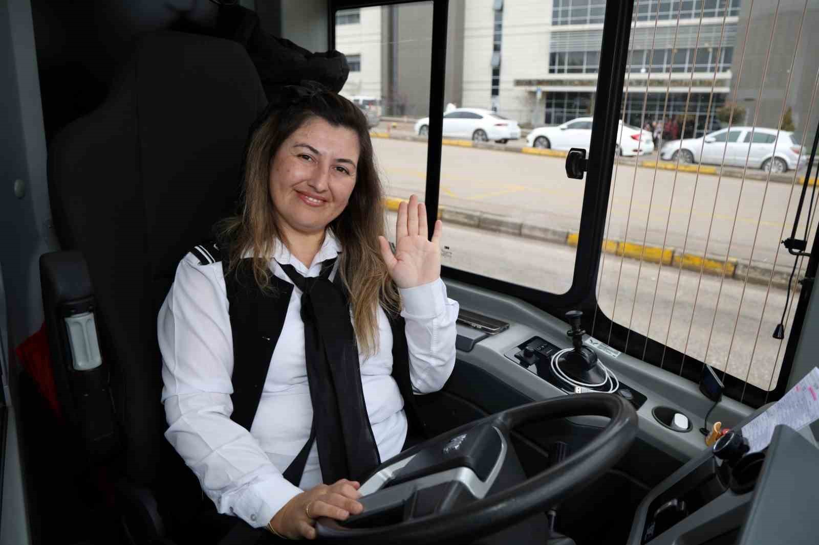 Öğretmenliği bıraktı, otobüs direksiyonuna geçti
Öğretmenliği bıraktı, otobüs direksiyonuna geçti