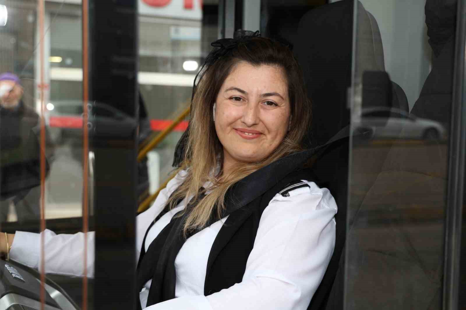 Öğretmenliği bıraktı, otobüs direksiyonuna geçti
Öğretmenliği bıraktı, otobüs direksiyonuna geçti