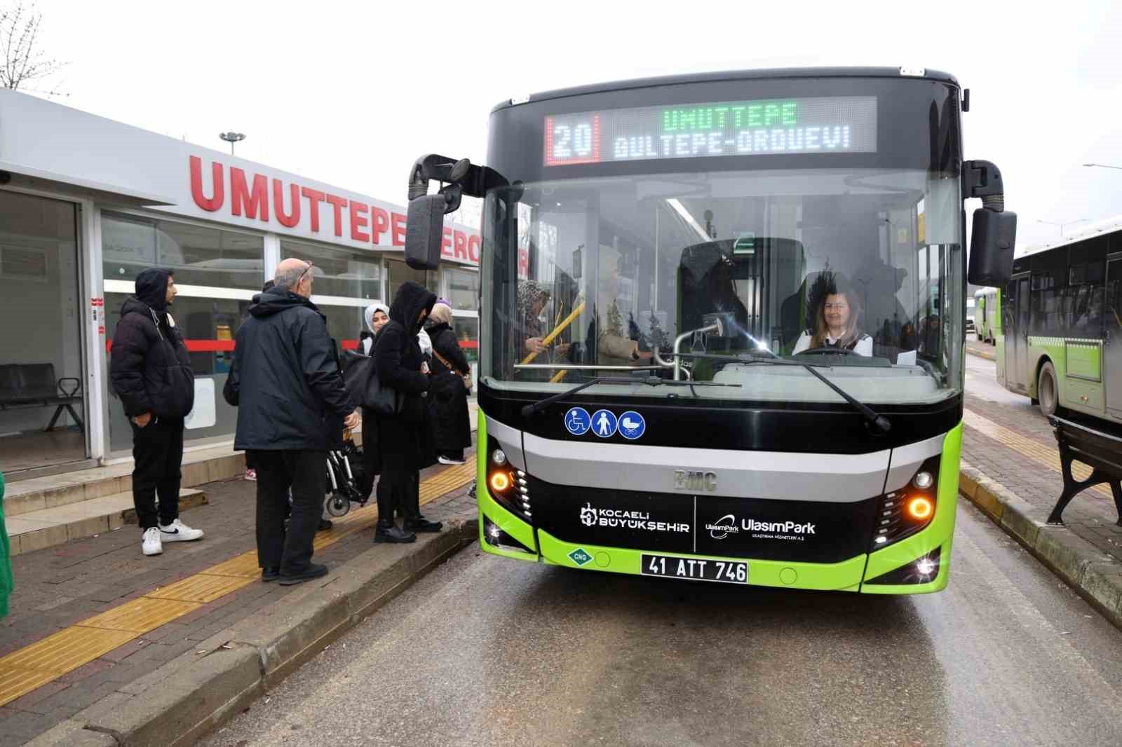 Öğretmenliği bıraktı, otobüs direksiyonuna geçti
Öğretmenliği bıraktı, otobüs direksiyonuna geçti
