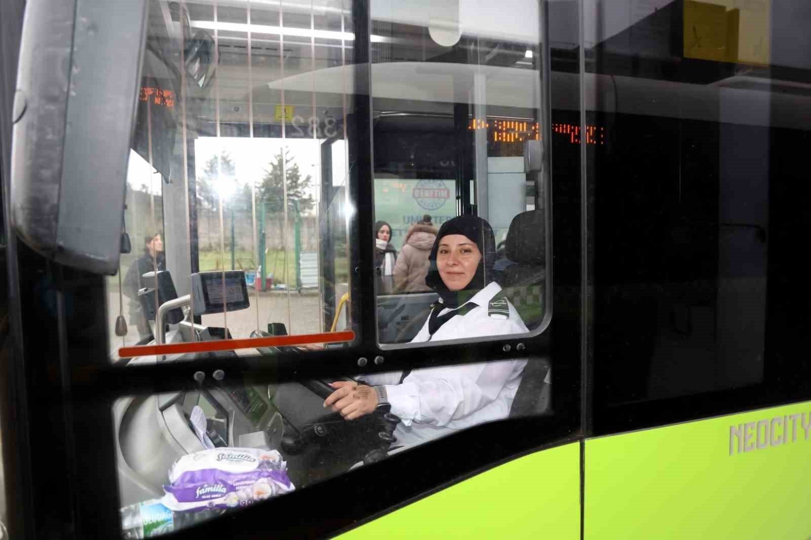 Öğretmenliği bıraktı, otobüs direksiyonuna geçti
Öğretmenliği bıraktı, otobüs direksiyonuna geçti