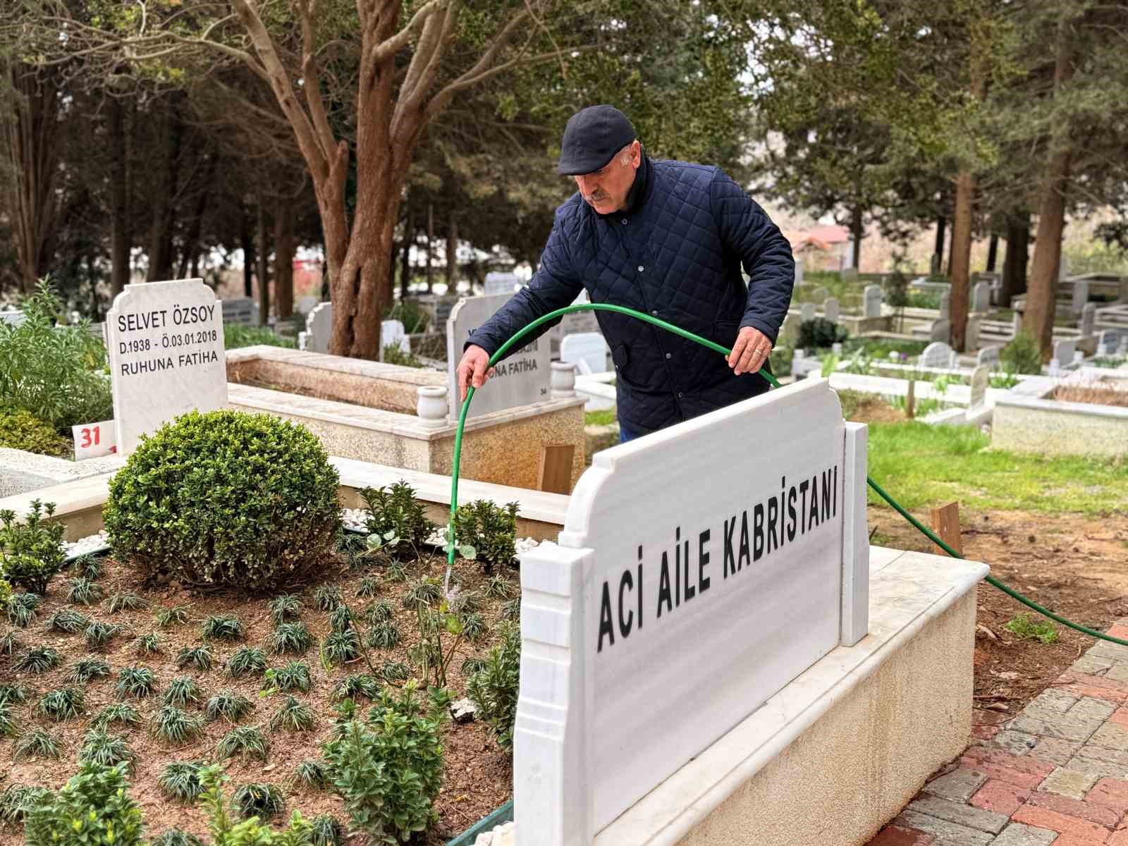 Oğuz Murat Aci’nin mezarını ziyaret eden baba Özer Aci: "Bu beşinci bayram, elimizi öpecek bir evlat kalmadı"
