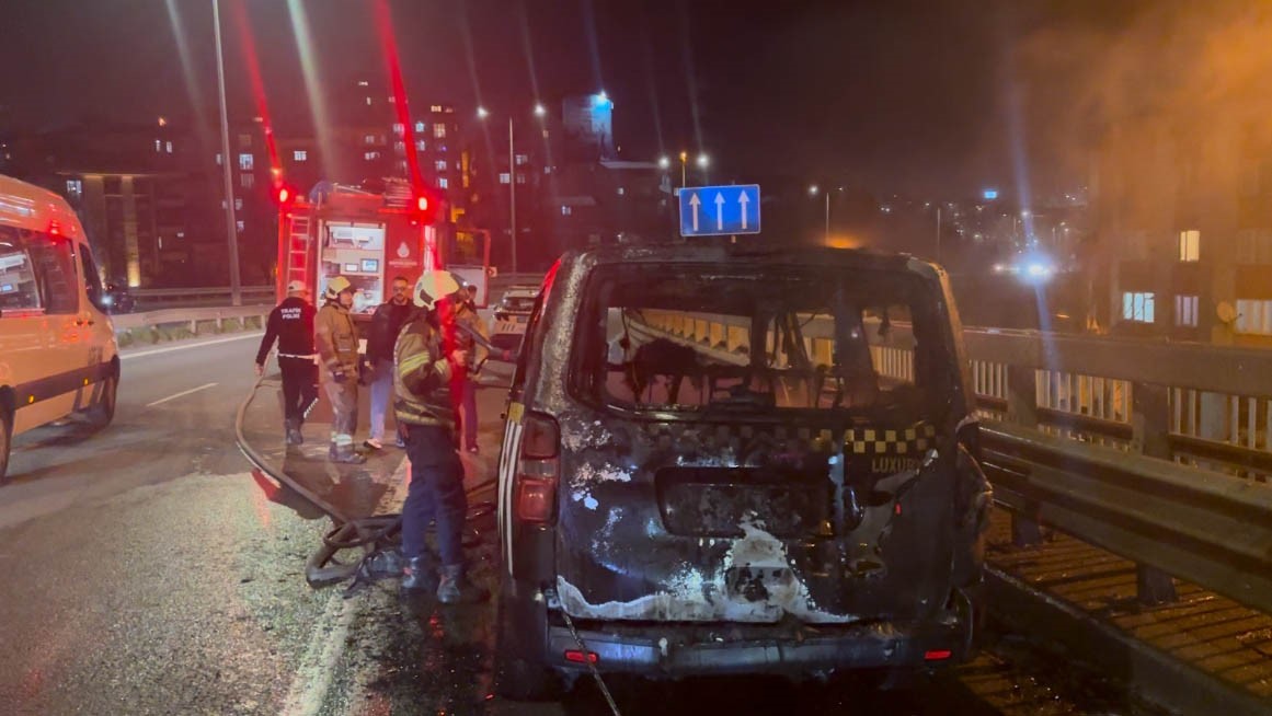 Okmeydanı’nda ticari takside yangın: Yolcular son anda tahliye edildi
Okmeydanı’nda ticari takside yangın: Yolcular son anda tahliye edildi