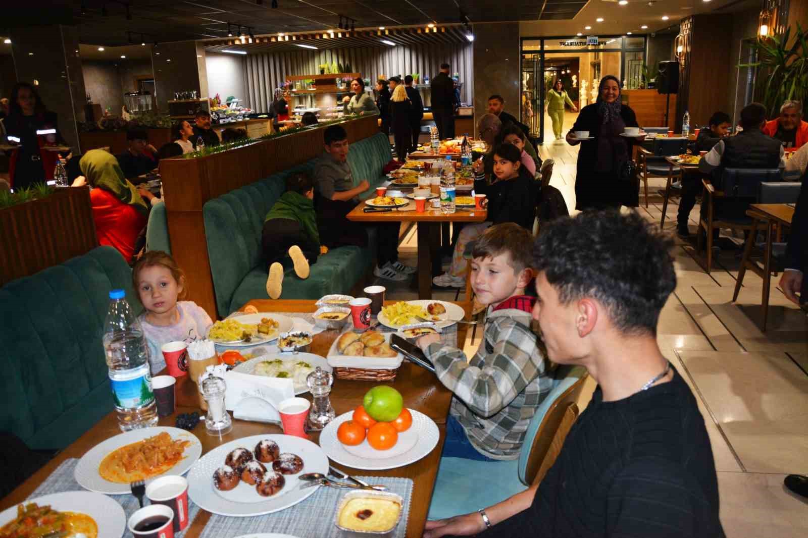 Öksüz ve yetim çocuklar için iftar programı düzenlendi
