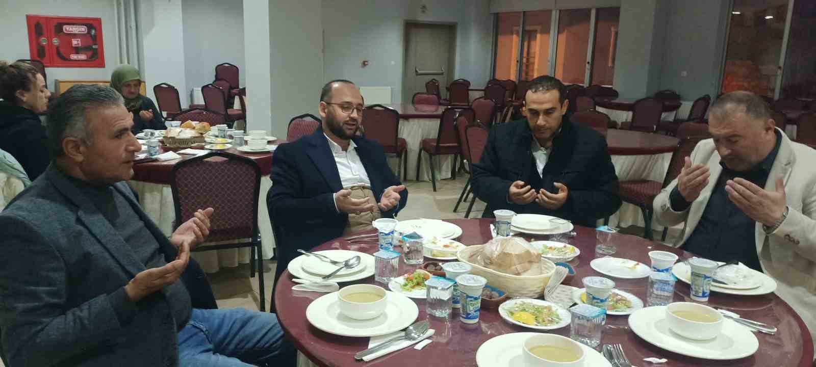 Öksüz ve yetimler için gönülleri ısıtan iftar
