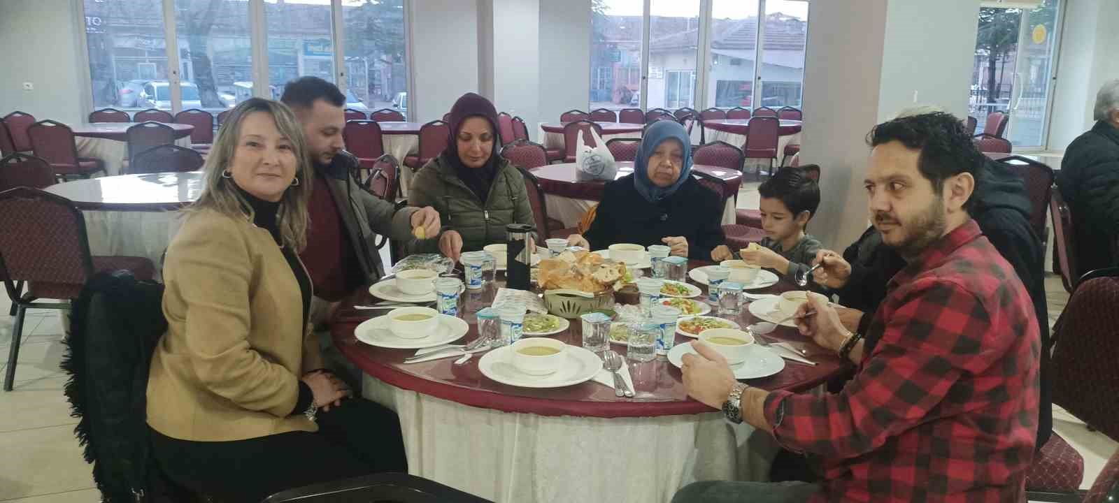 Öksüz ve yetimler için gönülleri ısıtan iftar
