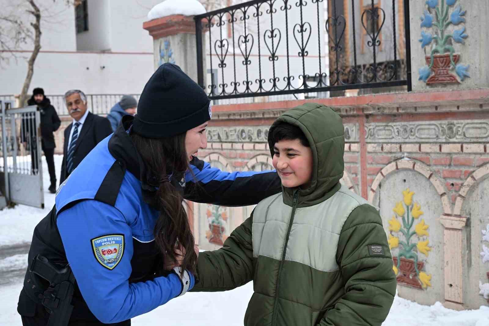 Okul çevrelerinde güvenlik denetimleri sürüyor
