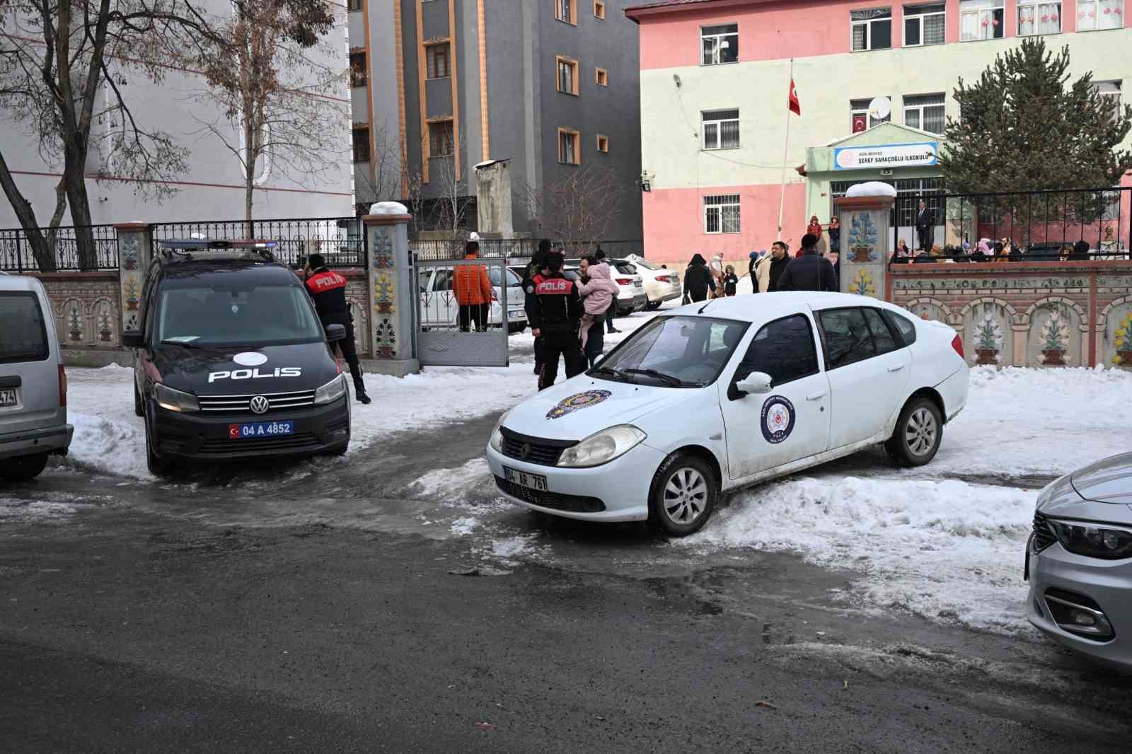 Okul çevrelerinde güvenlik denetimleri sürüyor
