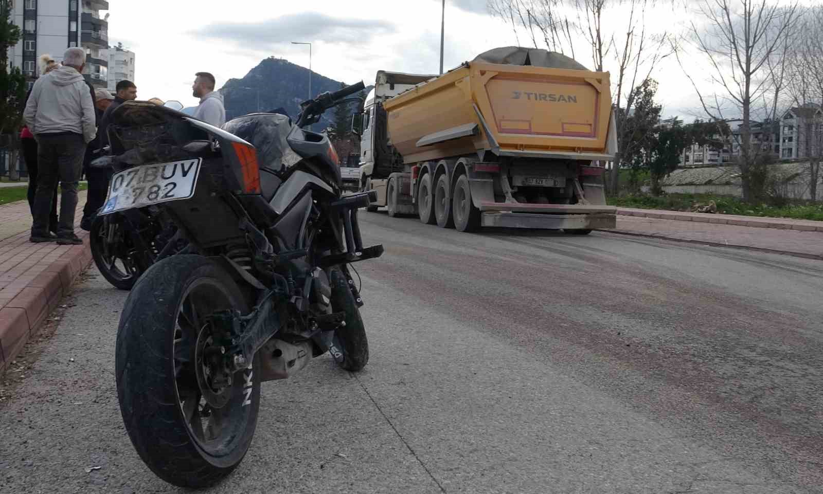 Okul dönüşü kamyon ile çarpışan motosikletteki 2 genç yaralandı
