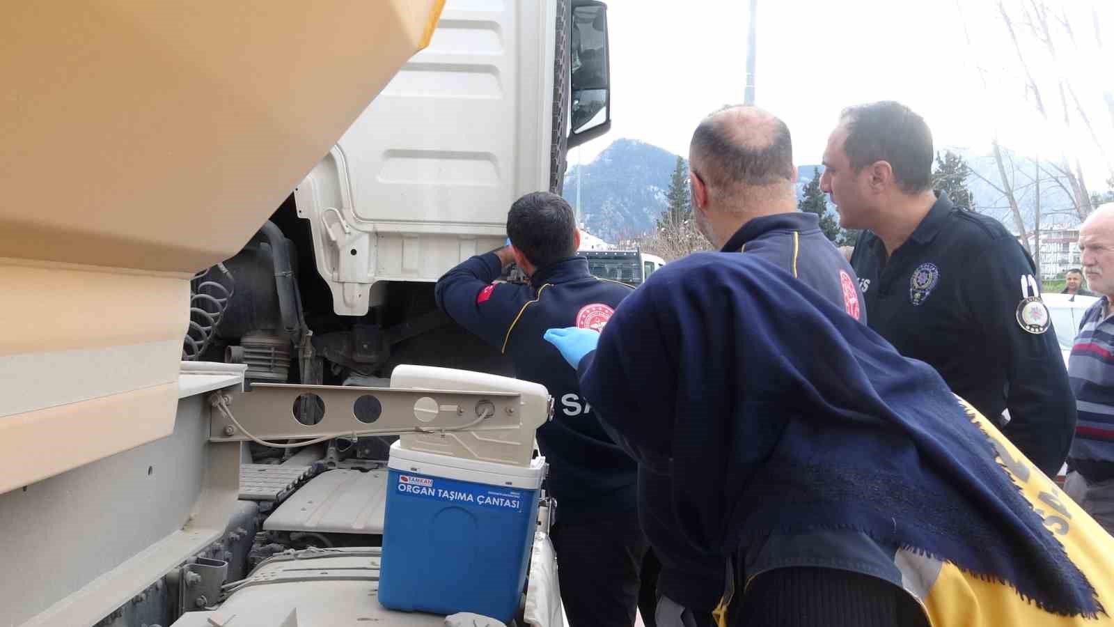 Okul dönüşü kamyon ile çarpışan motosikletteki 2 genç yaralandı
