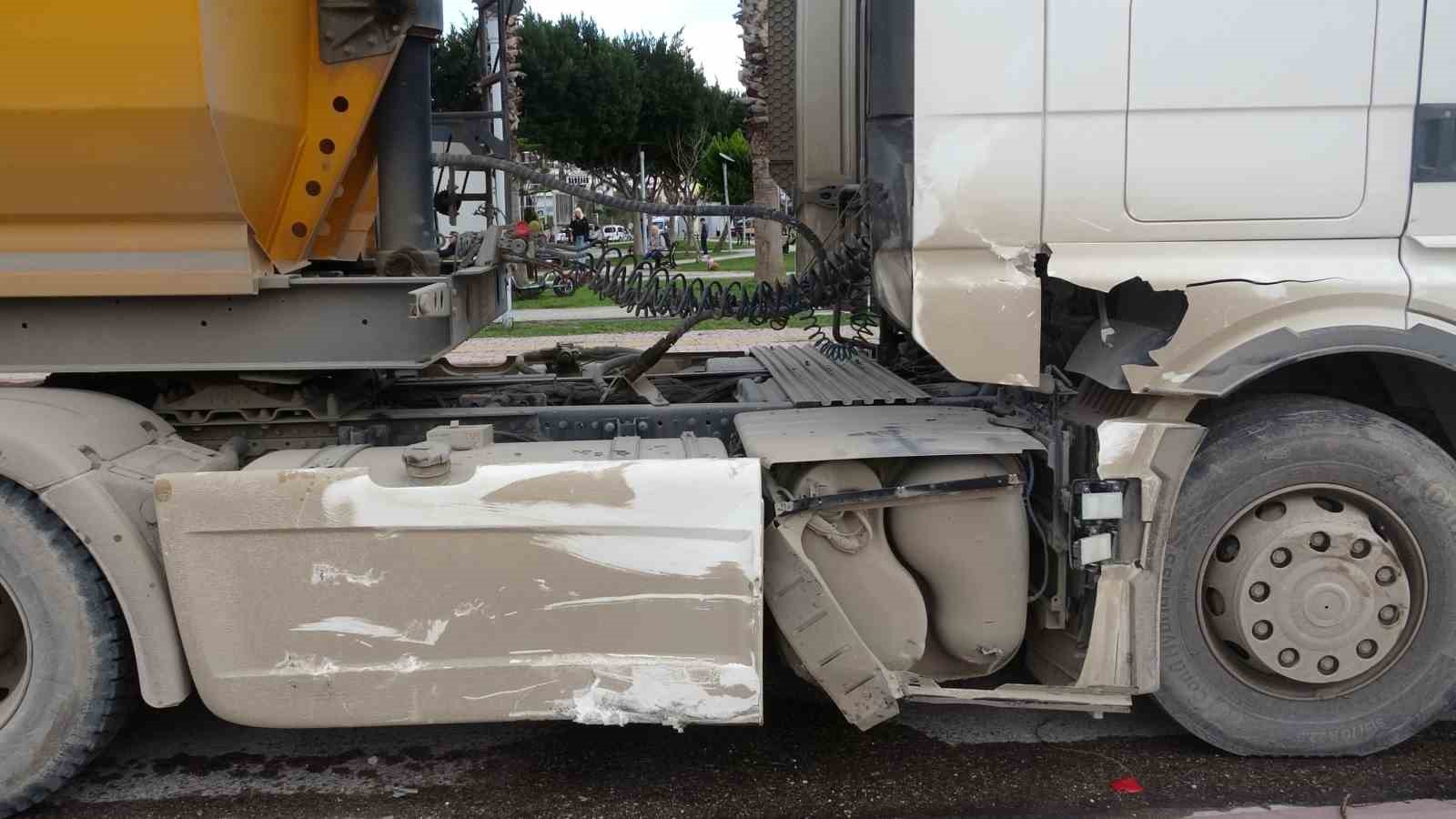 Okul dönüşü kamyon ile çarpışan motosikletteki 2 genç yaralandı
