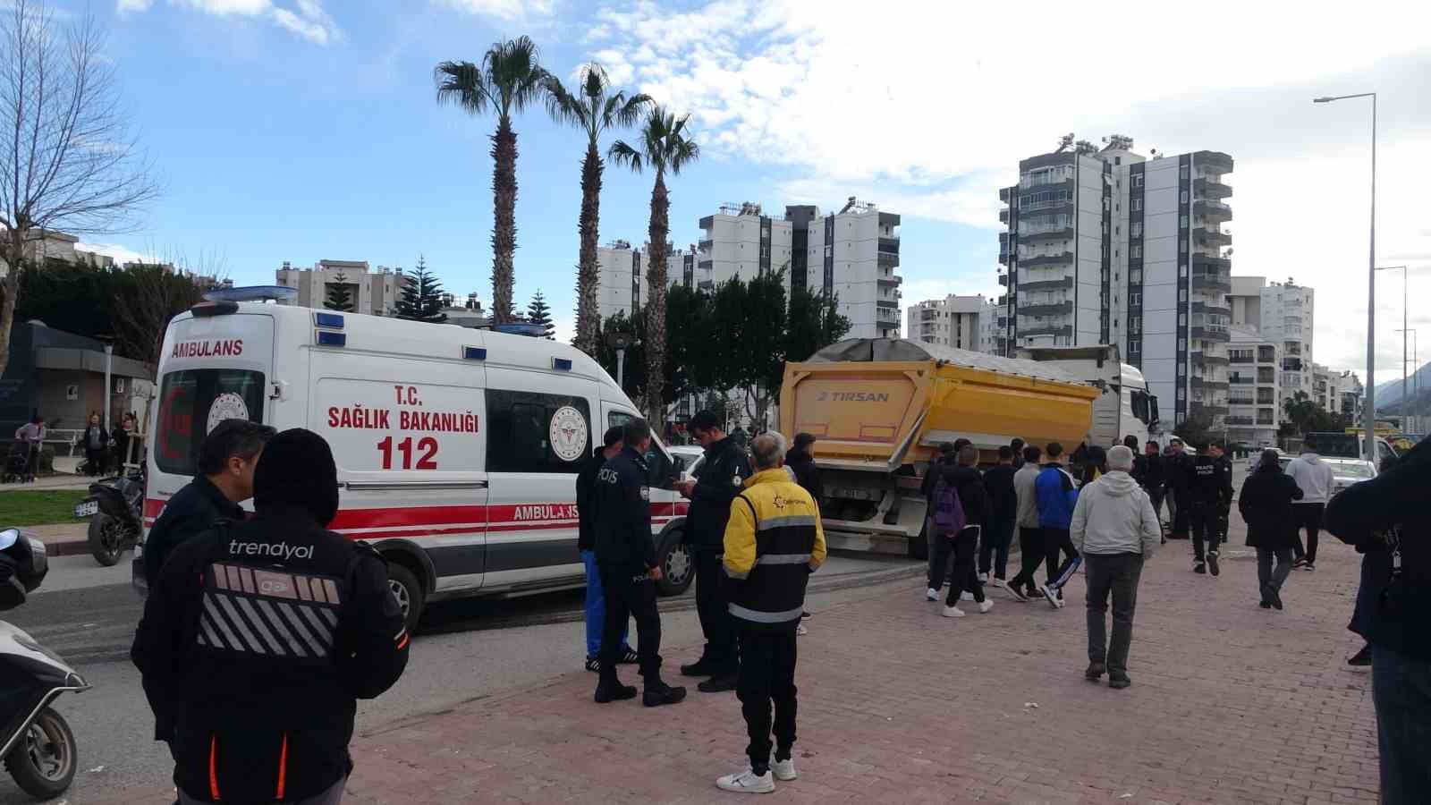 Okul dönüşü kamyon ile çarpışan motosikletteki 2 genç yaralandı
