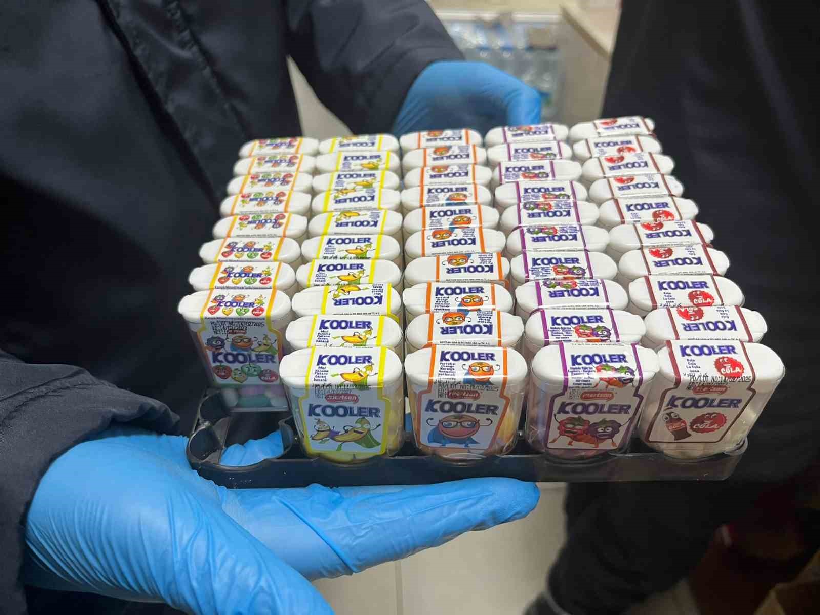 Okul kantini denetleyen zabıta son kullanama tarihi geçmiş ürünlere el koydu
