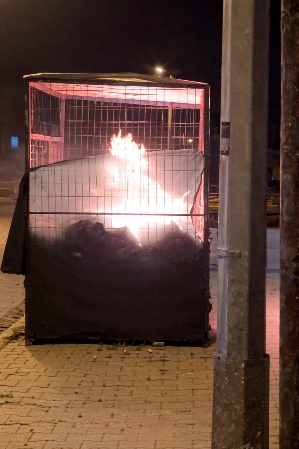 Okul karşısındaki konteynerden alevler yükseldi
