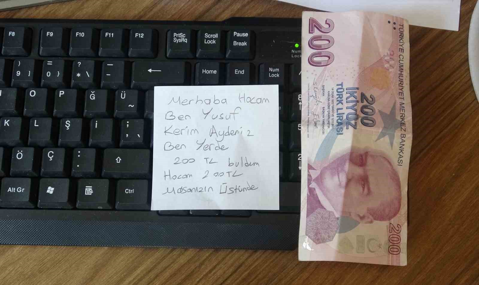 Okul koridorunda para buldu, aklına ilk gelen hadisle öğretmenler odasının yolunu tuttu
