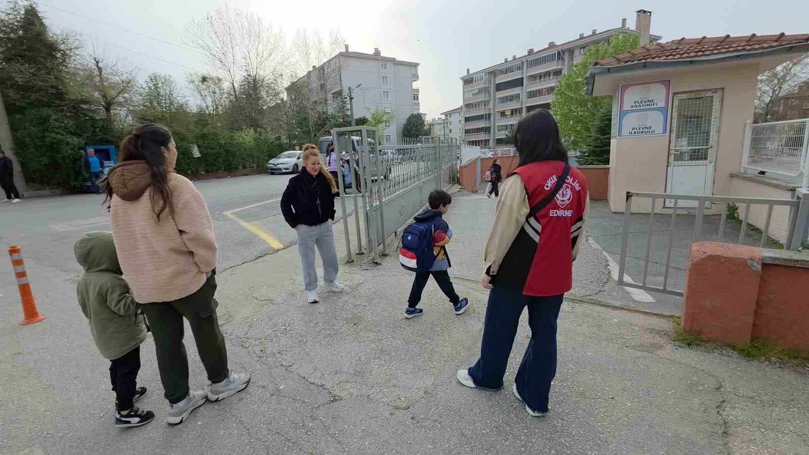 Okul önlerinde sıkı denetim
