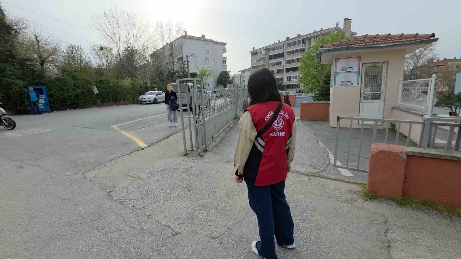 Okul önlerinde sıkı denetim
