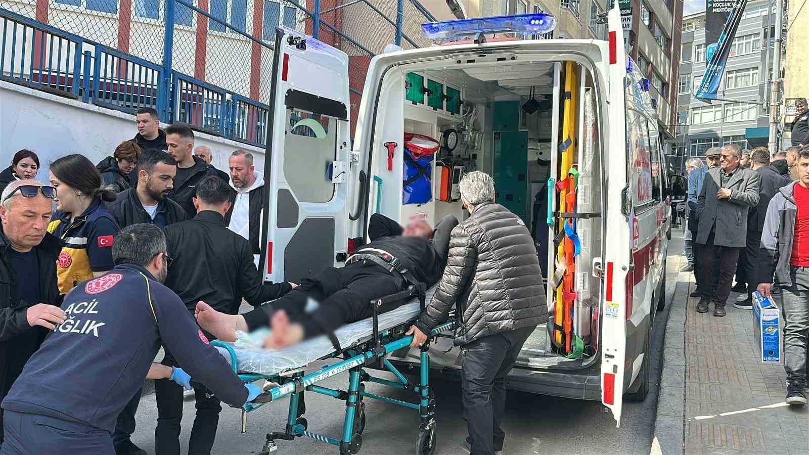 Okul önünde silahlı saldırı: 2 yaralı
