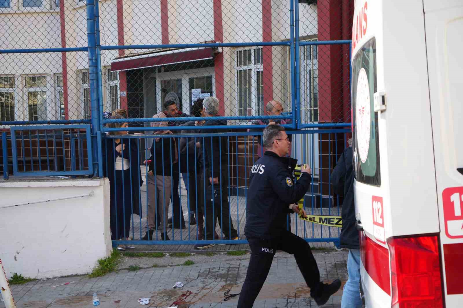 Okul önünde silahlı saldırı: 2 yaralı
