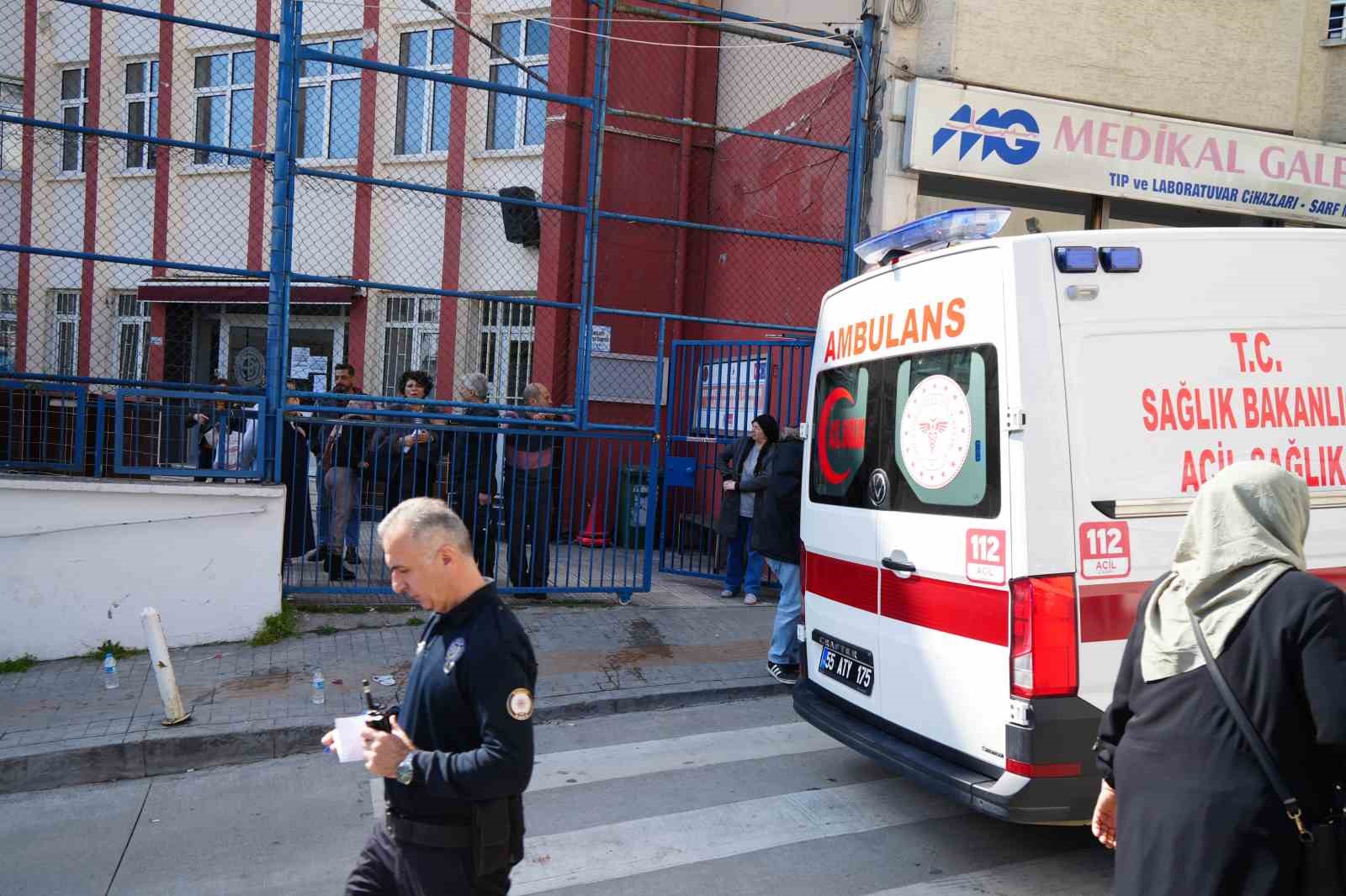 Okul önünde silahlı saldırı: 2 yaralı
