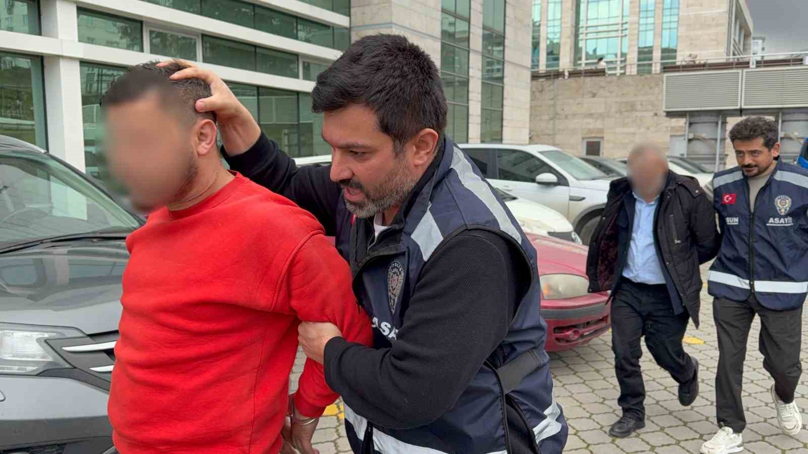 Okul önündeki 2 kişinin yaralandığı silahlı saldırıyla ilgili 2 kişi adliyeye sevk edildi
