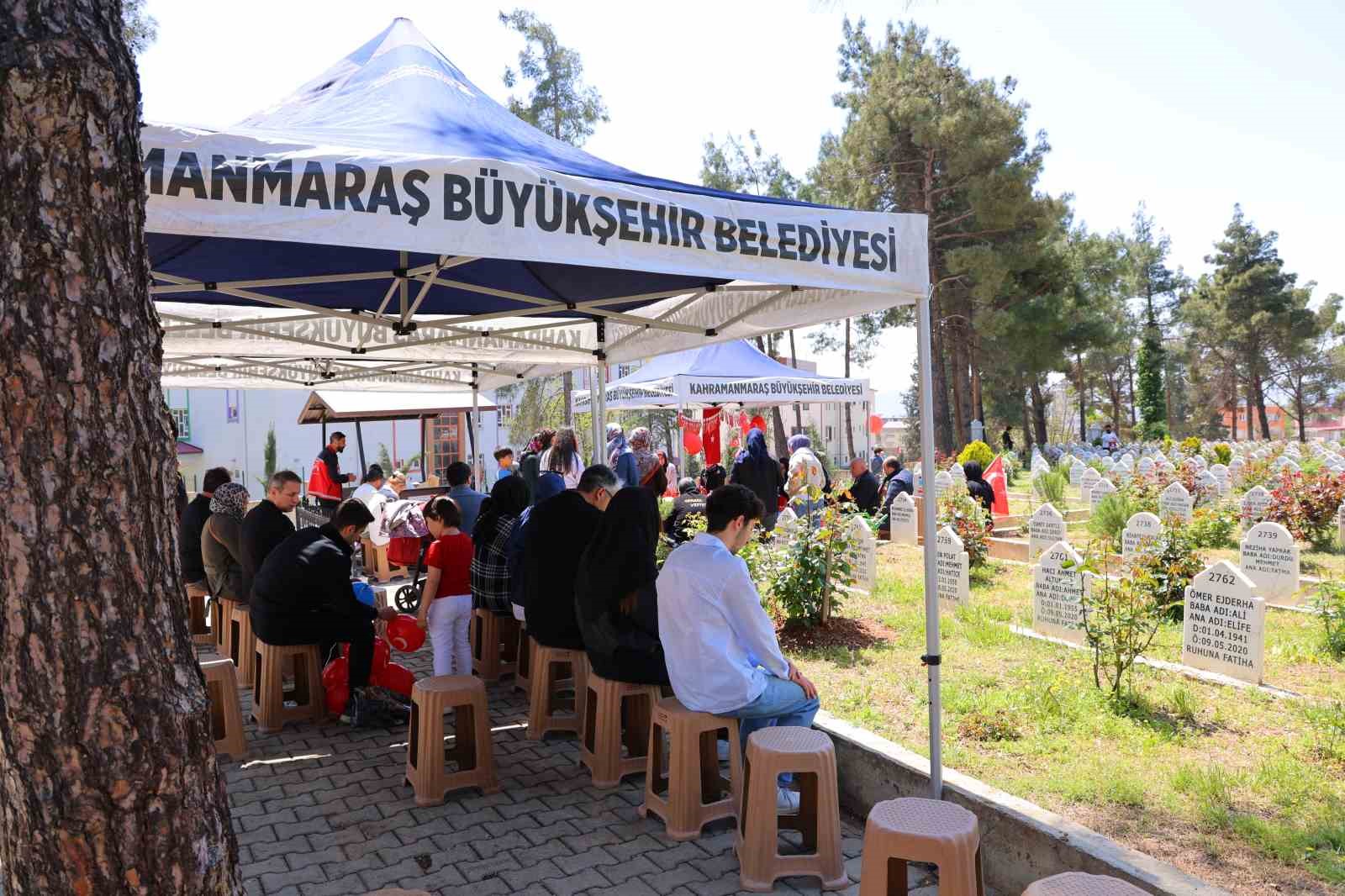Okul saldırısında hayatını kaybeden çocukların mezarı Türk bayrakları ve balonlarla süslendi
