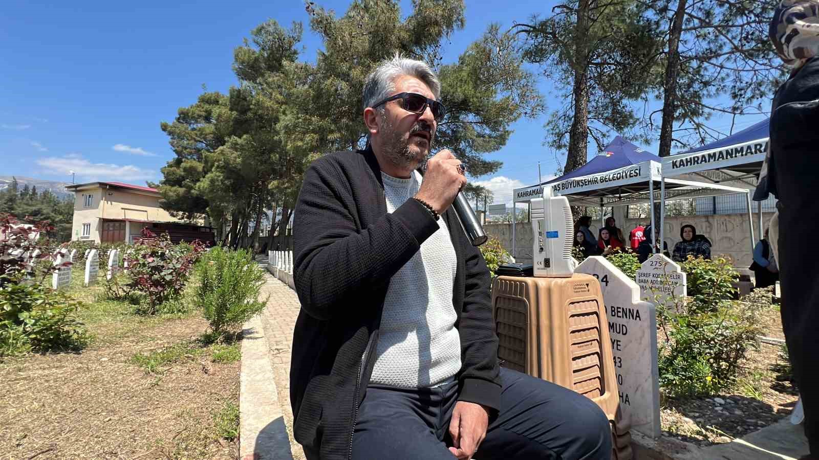 Okul saldırısında hayatını kaybeden çocukların mezarı Türk bayrakları ve balonlarla süslendi
