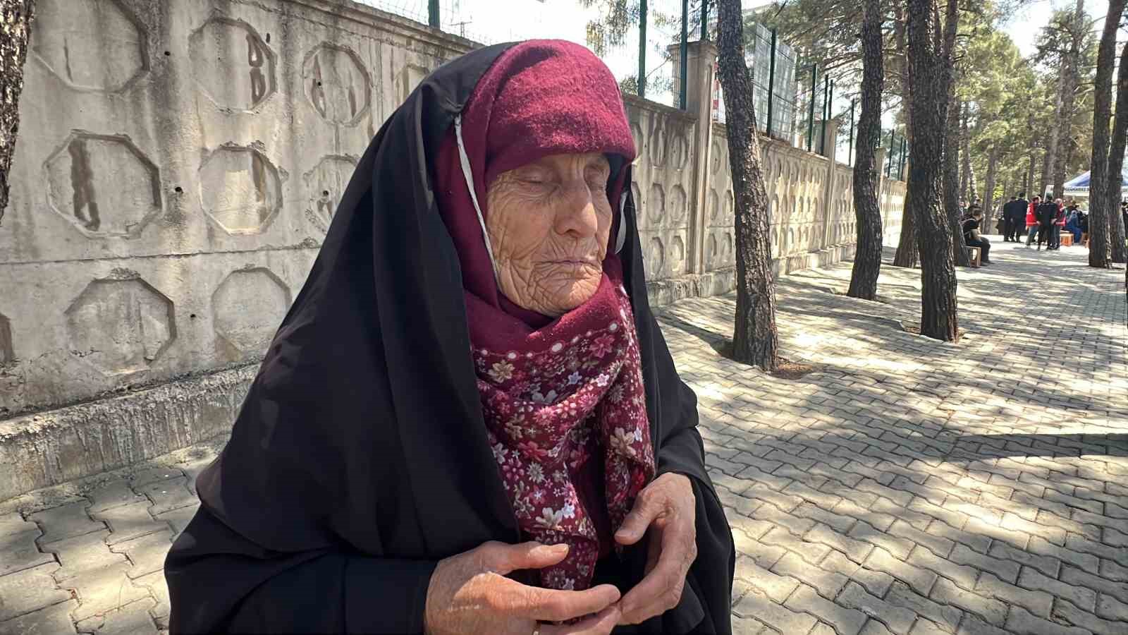 Okul saldırısında hayatını kaybeden çocukların mezarı Türk bayrakları ve balonlarla süslendi
