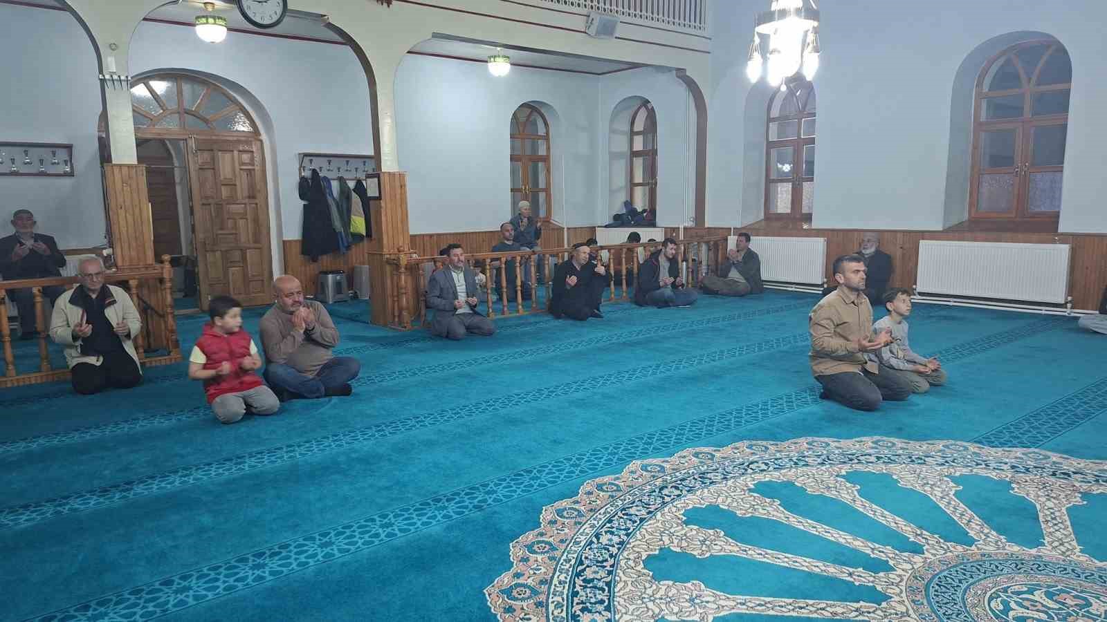 Okul saldırısında hayatını kaybeden öğretmen ve öğrenciler için Hisarcık’ta mevlit okutuldu
