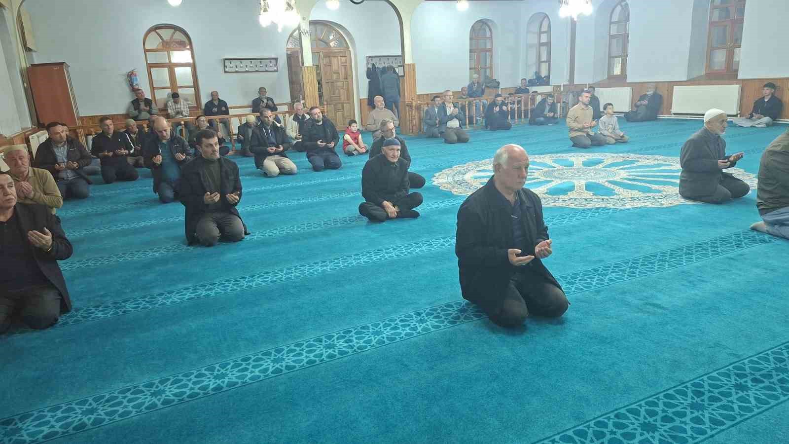 Okul saldırısında hayatını kaybeden öğretmen ve öğrenciler için Hisarcık’ta mevlit okutuldu
