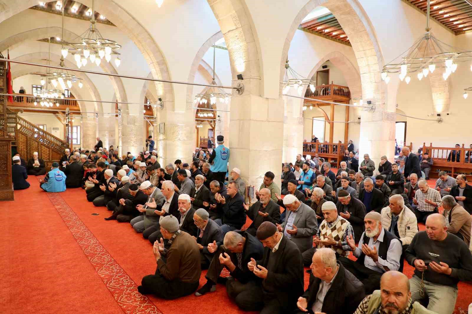 Okul saldırısında hayatını kaybeden öğretmen ve öğrencileri için mevlit okutuldu
