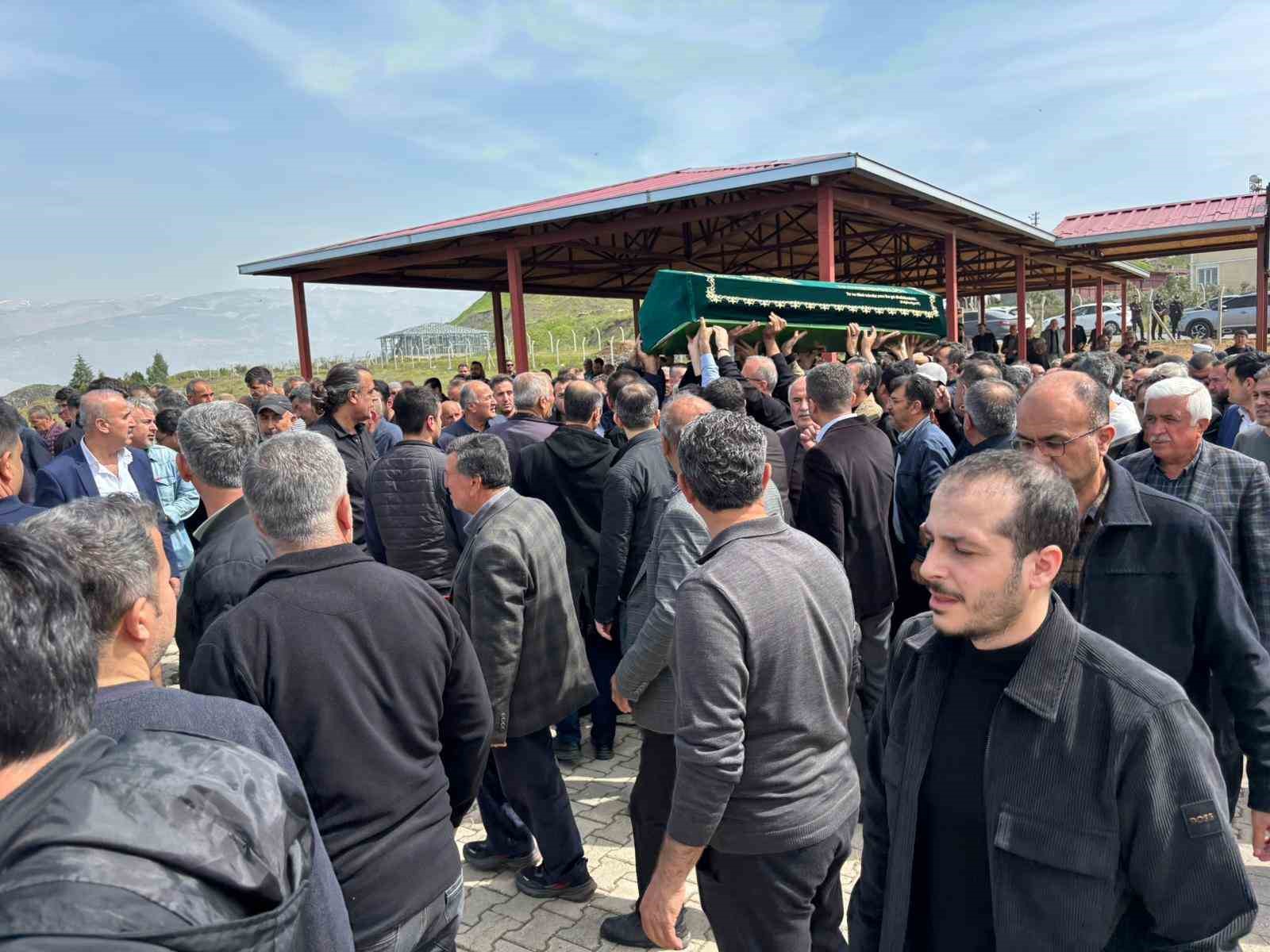 Okul saldırısında hayatını kaybeden Yusuf Tarık son yolculuğuna uğurlandı
