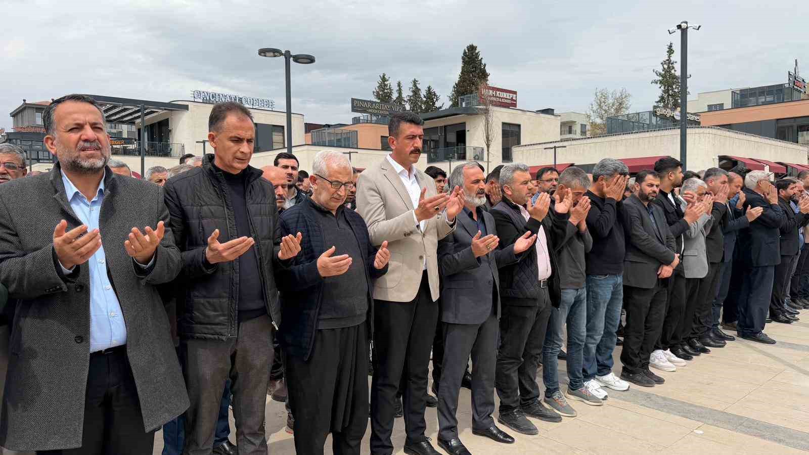 Okul saldırısında hayatını kaybedenler için gıyabi cenaze namazı kılındı
