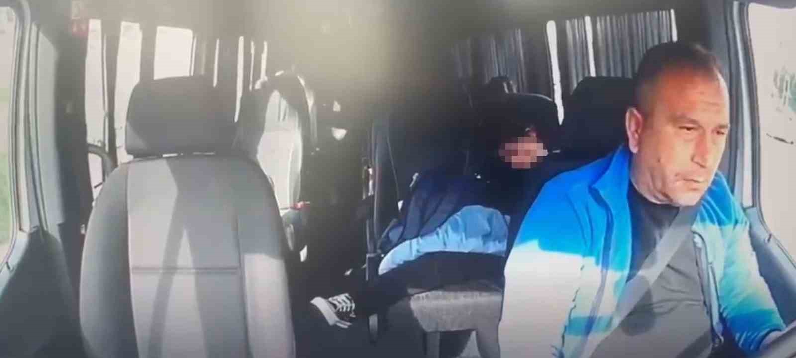 Okul servisi ile kamyonet kafa kafaya çarpıştı: Emniyet kemeri takılı olmayan öğrenci koridora uçtu
