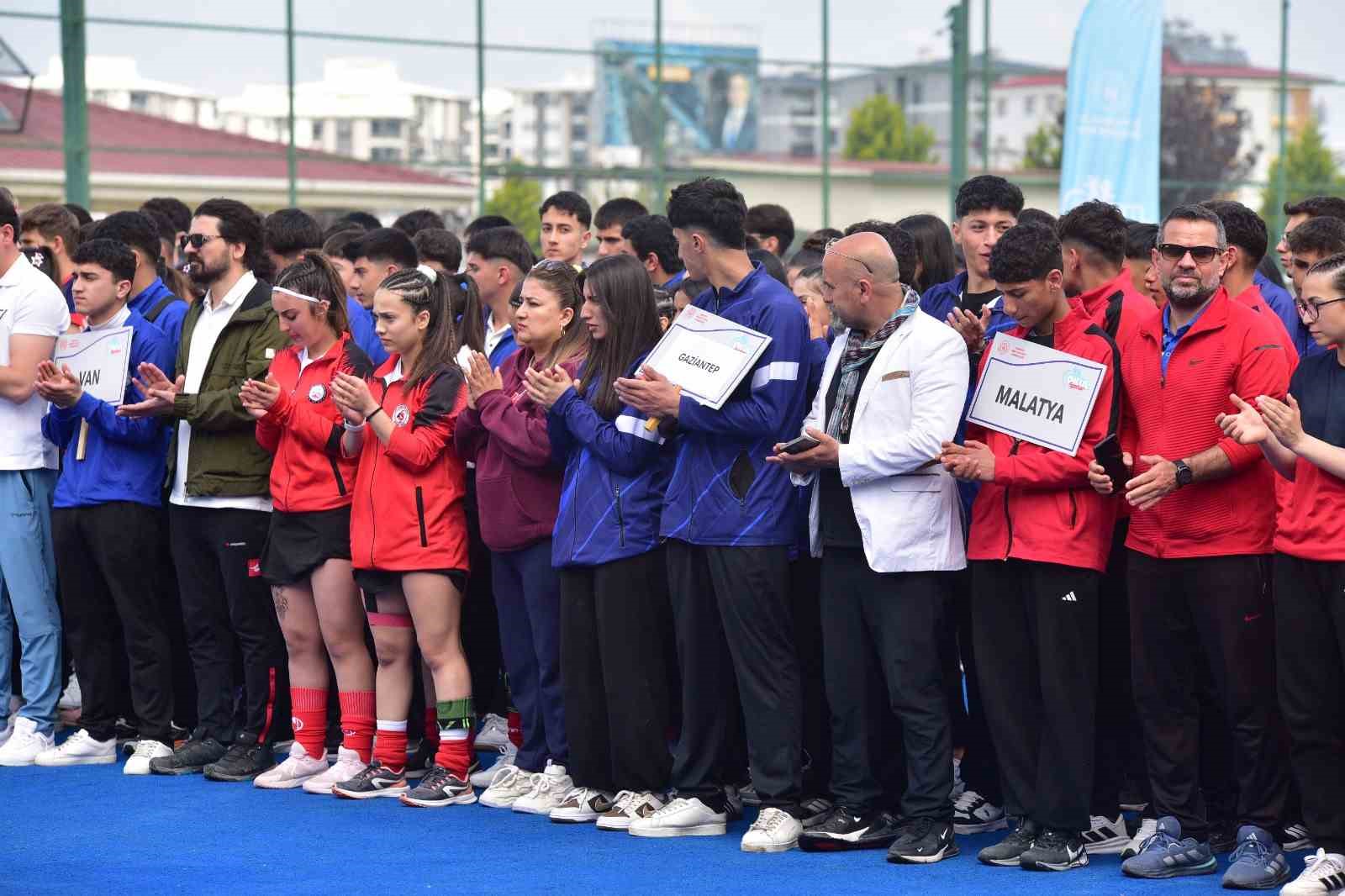 Okul sporları hokey grup müsabakaları Osmaniye’de başladı

