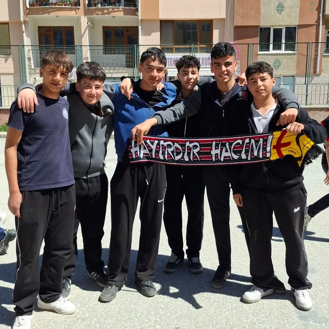 Okula Eskişehirsor formasıyla gelip teneffüslerde yaptıkları tezahüratlarla takımlarının başarısını kutladılar
