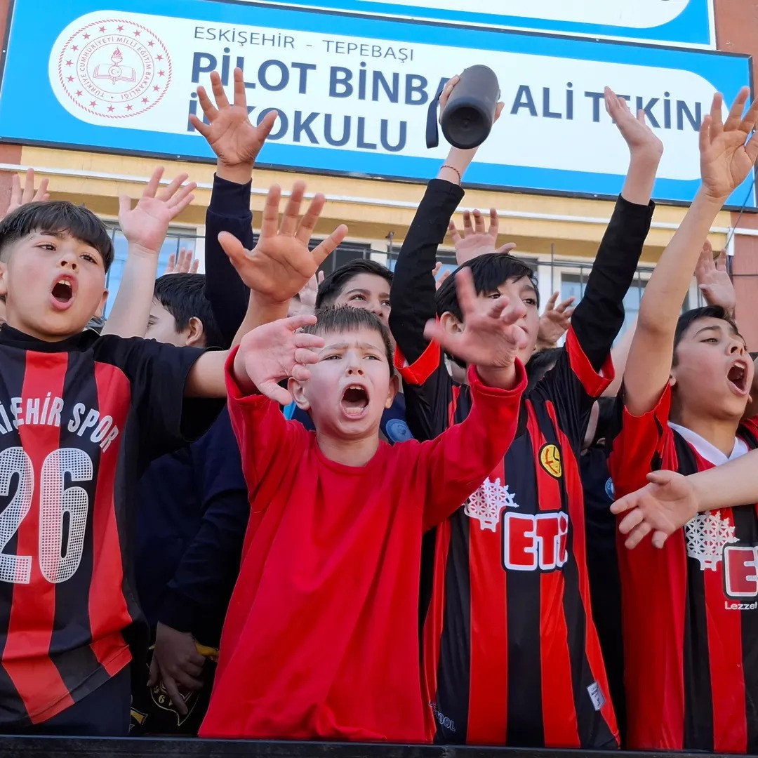 Okula Eskişehirsor formasıyla gelip teneffüslerde yaptıkları tezahüratlarla takımlarının başarısını kutladılar
