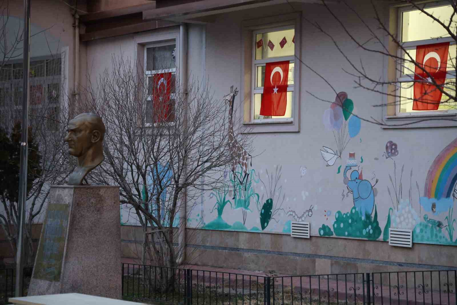 Okula gelen öğrenciler Türk bayraklarıyla karşılandı
