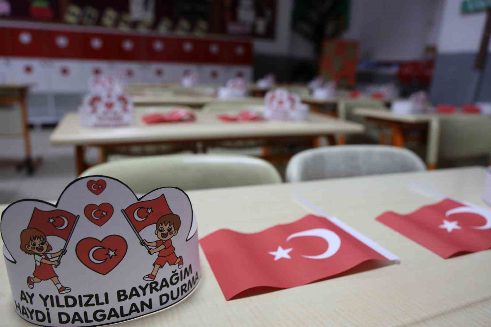 Okula gelen öğrenciler Türk bayraklarıyla karşılandı
