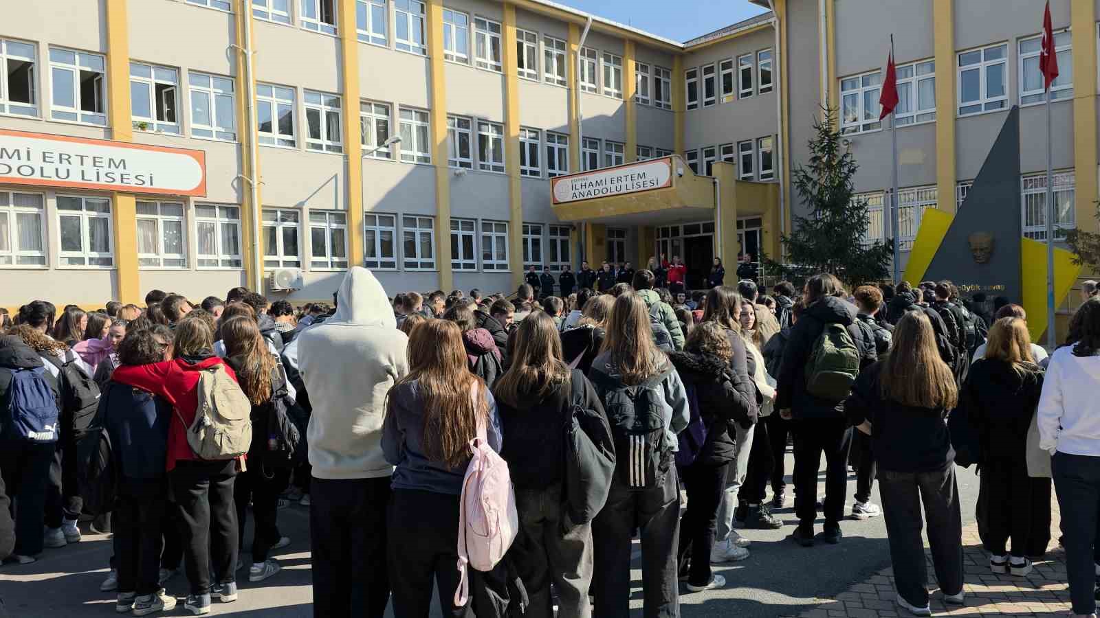 Okulda gerçeği aramayan deprem tatbikatı
